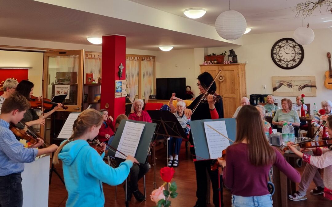 Musikschule Emertsham mit ihrem „Chaotenorchester“ in Trostberg